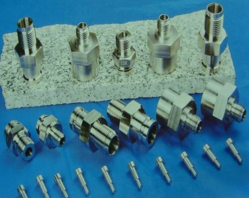 SUS303 0.01mm ความแม่นยำสูงกลึงซีเอ็นซีชิ้นส่วนเชื่อมต่อเปิด