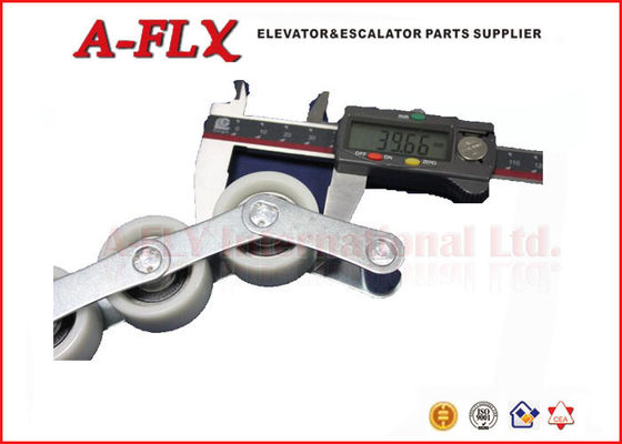 บริษัท ฮิตาชิบันไดเลื่อนโซ่ 8 Roller 400mm x 32mm สำหรับการส่ง